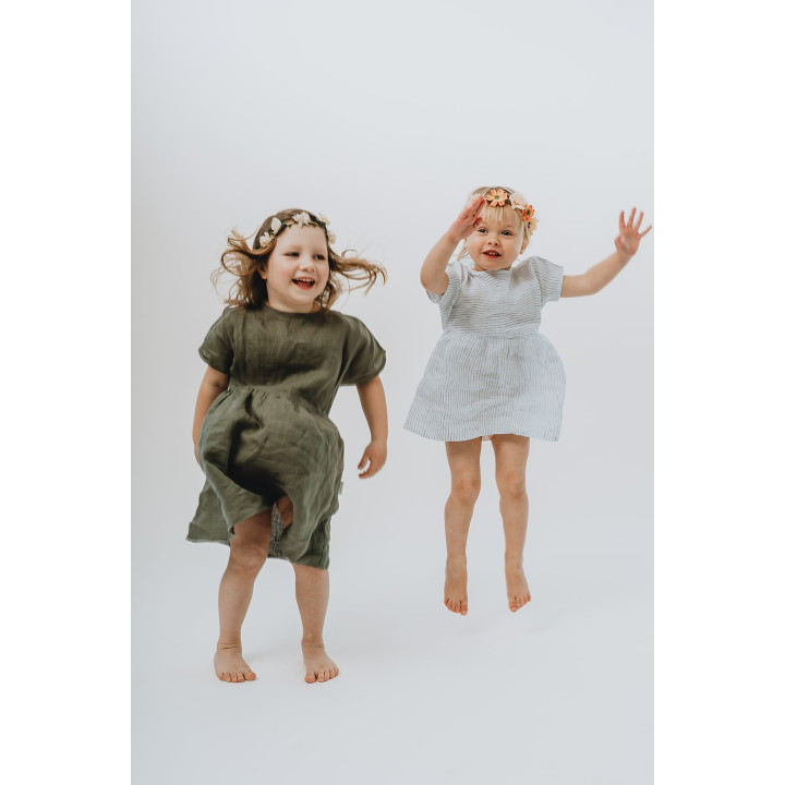 Lniana sukienka dziecięca Liten Lisa (oliwkowa)