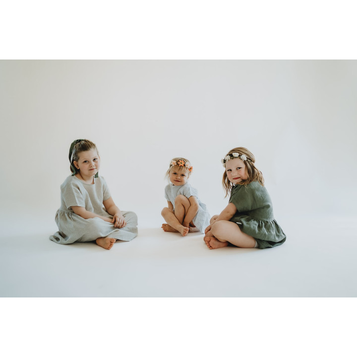 Lniana sukienka dziecięca Liten Lisa (oliwkowa)