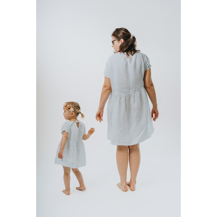Lniana sukienka dziecięca Liten Lisa (biała w granatowe paseczki)