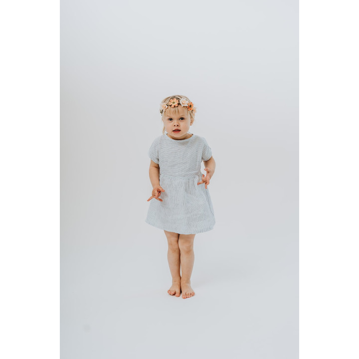 Lniana sukienka dziecięca Liten Lisa (biała w granatowe paseczki)