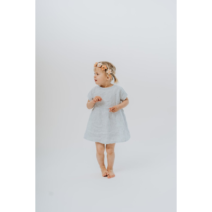 Lniana sukienka dziecięca Liten Lisa (biała w granatowe paseczki)