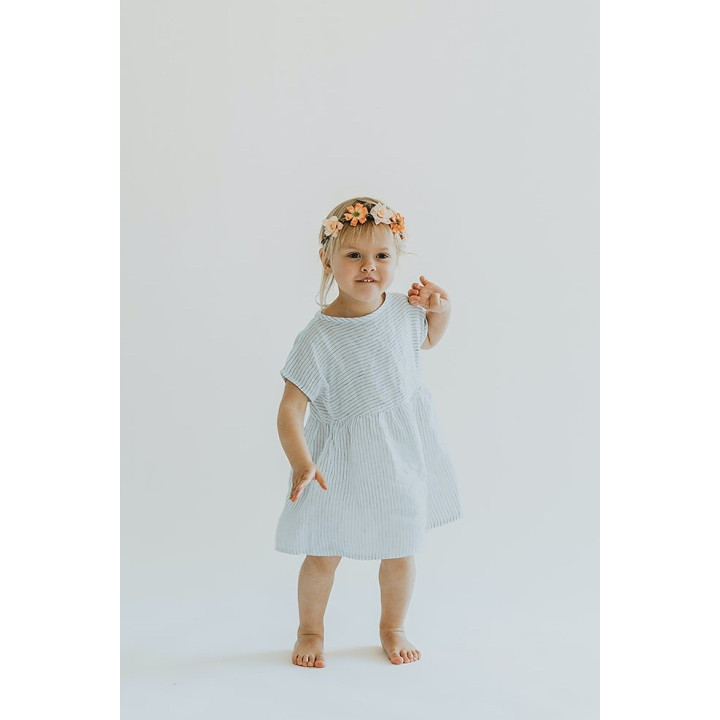 Liten Lisa børnehørekjole (hvid med marineblå striber)