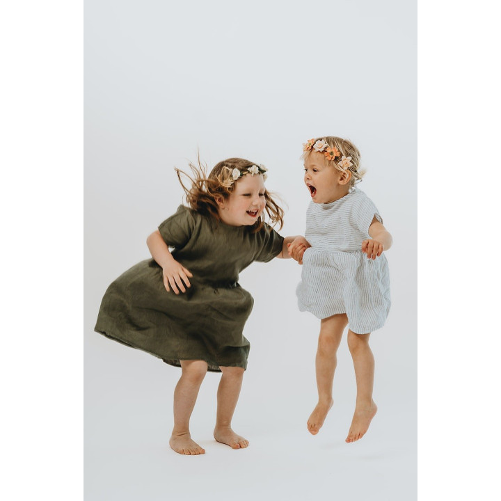 Lniana sukienka dziecięca Liten Lisa (biała w granatowe paseczki)