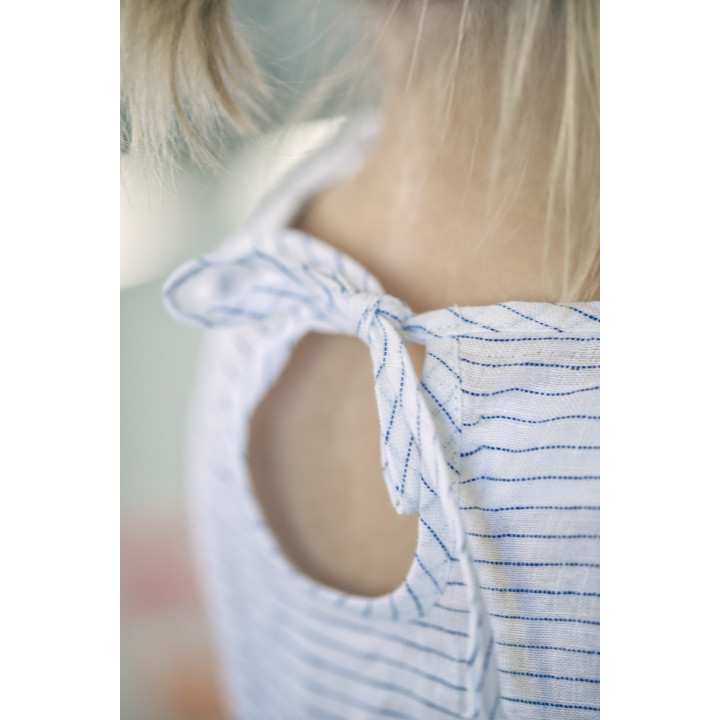 Lniana sukienka dziecięca Liten Lisa (biała w granatowe paseczki)
