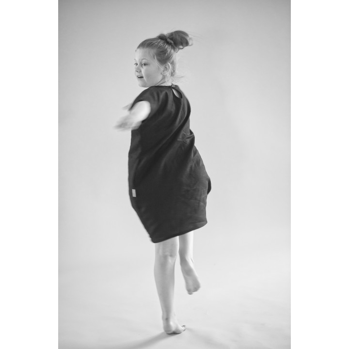 Liten Britta børnehørekjole (sort)