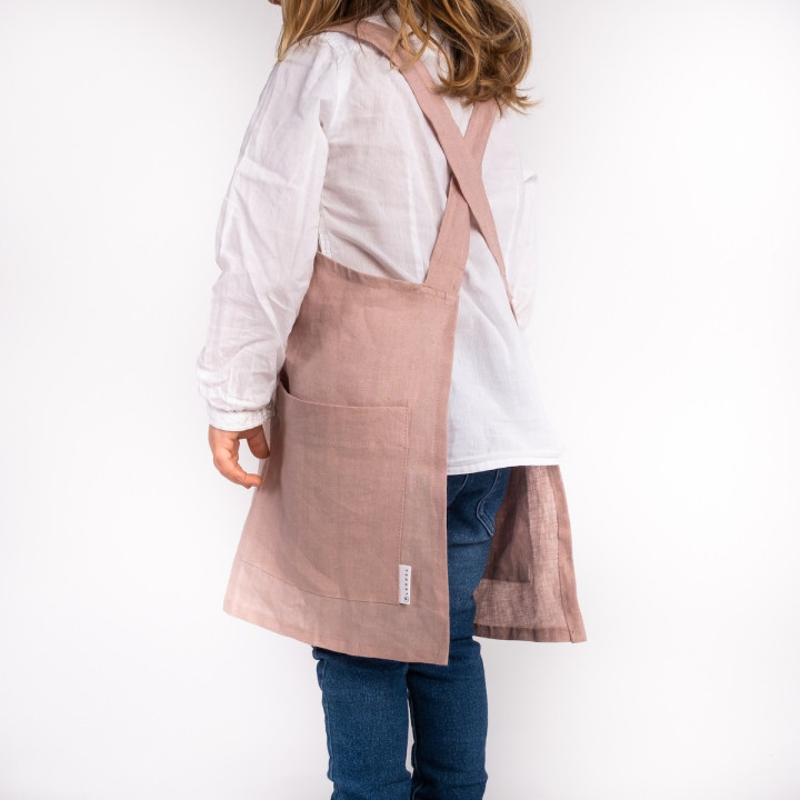 Fartuszek dziecięcy na szelkach (pudrowy róż) - lniany i wygodny