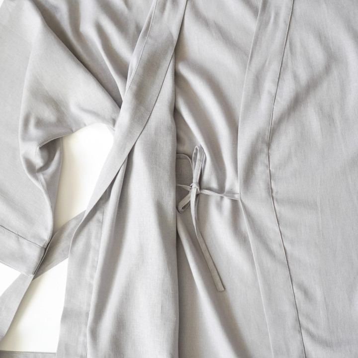 Linned kimono (grå) - lavet i Polen|Lennea