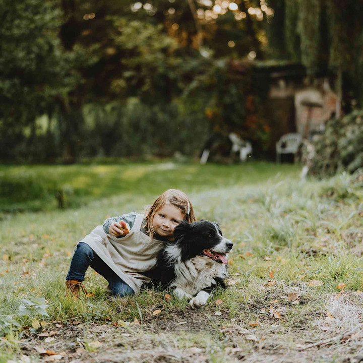 Lotta børneforklæde (natur) - med seler