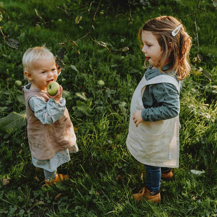Lotta børneforklæde (natur) - med seler
