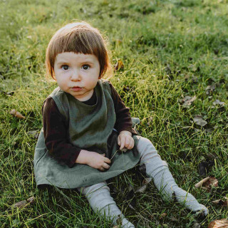 Kerstin børneforklæde (oliven)