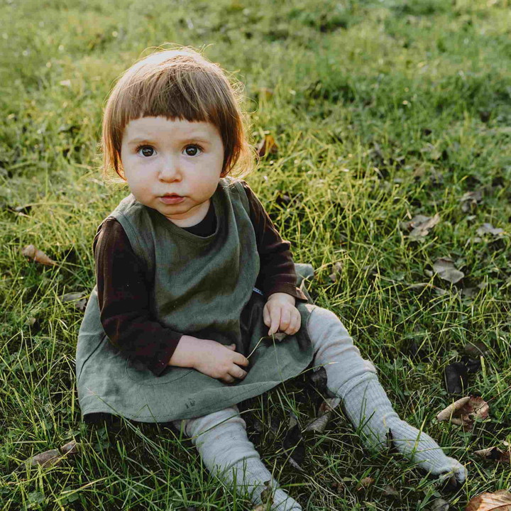 Kerstin børneforklæde (oliven)