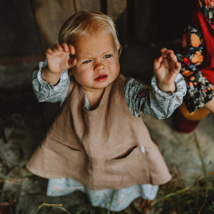 Kerstin børneforklæde (valnød)