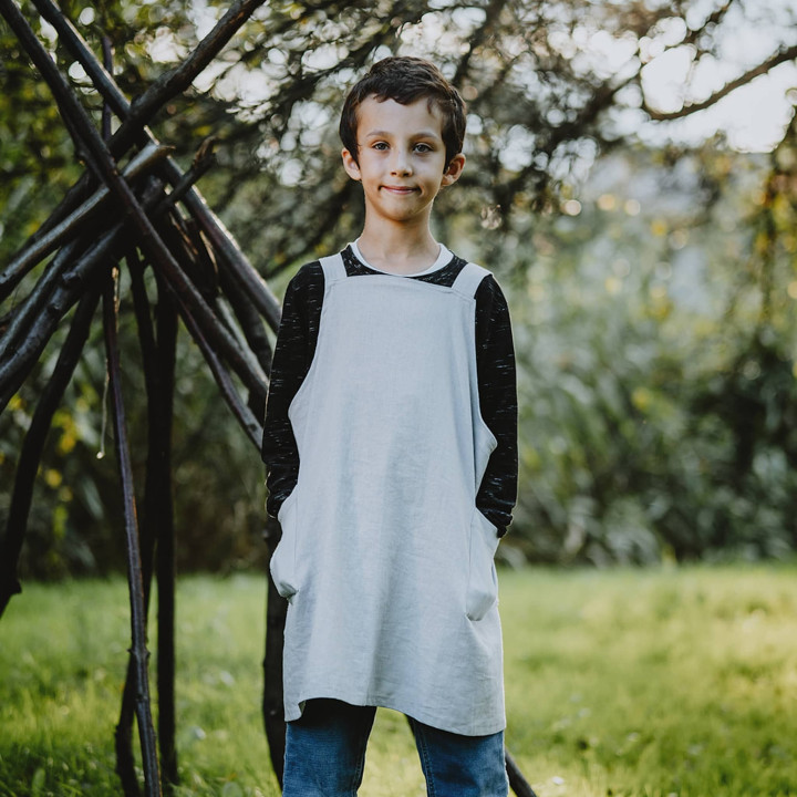 Lotta børneforklæde (grå) - med seler