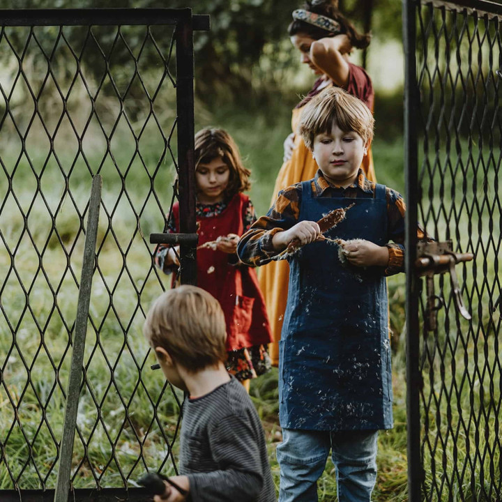 Fartuszek dziecięcy Lotta (indygo) - na szelkach