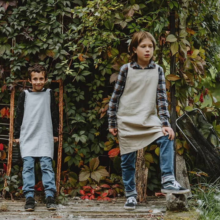 Lotta børneforklæde (naturligt tungt) - med seler