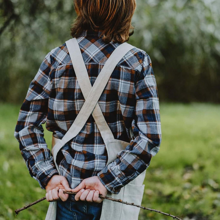 Lotta børneforklæde (naturligt tungt) - med seler
