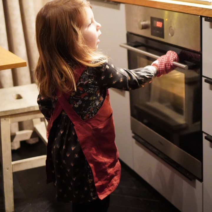 Fartuszek dziecięcy Lotta (wiśniowy) - na szelkach