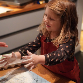 Fartuszek dziecięcy Lotta (wiśniowy) - na szelkach