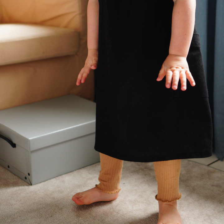 Fartuszek dziecięcy Lotta (czarny) - na szelkach