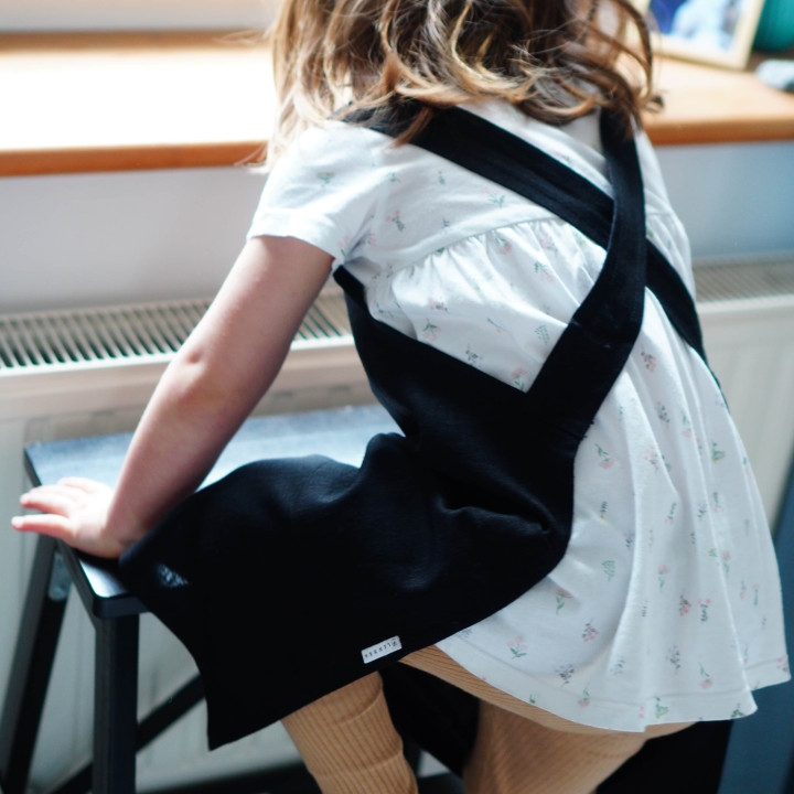 Fartuszek dziecięcy Lotta (czarny) - na szelkach