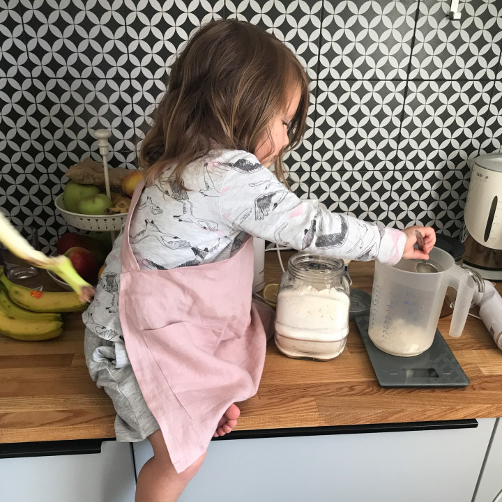 Fartuszek dziecięcy na szelkach (pudrowy róż) - lniany i wygodny