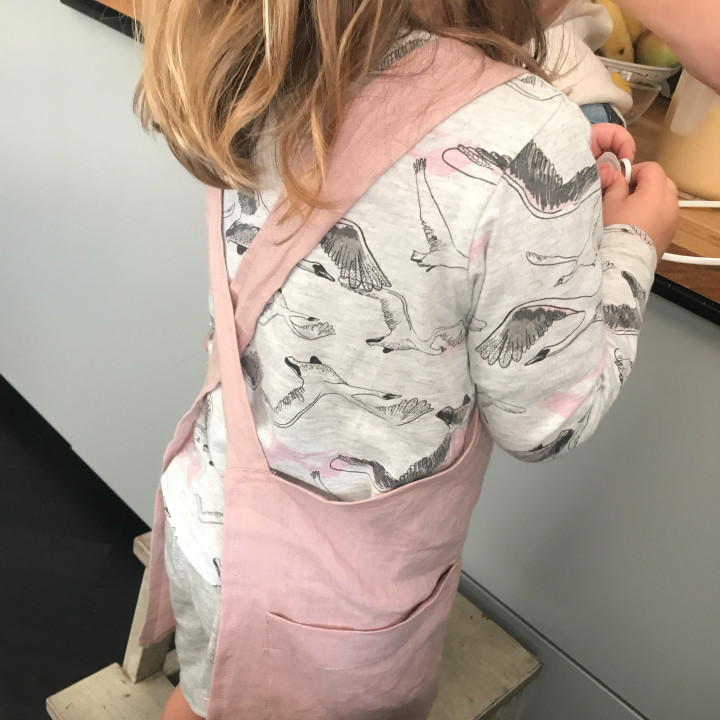 Fartuszek dziecięcy na szelkach (pudrowy róż) - lniany i wygodny