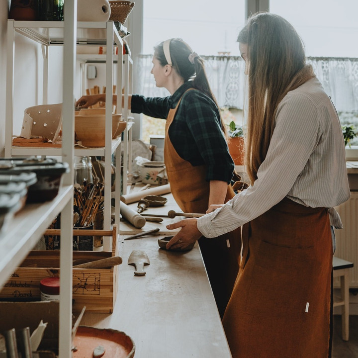 Apron for ceramics II-by Lennea