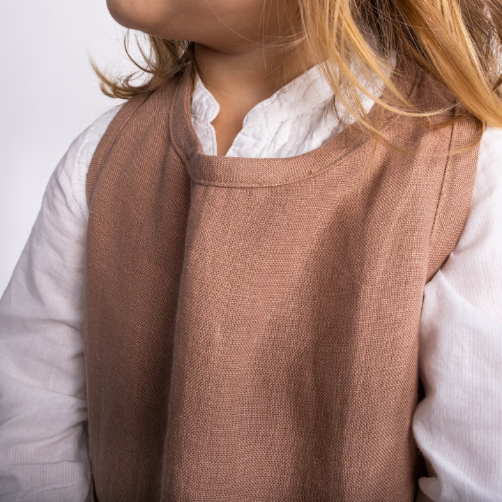 Kerstin børneforklæde (valnød)